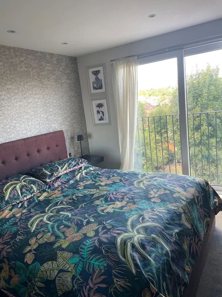 Room Winchmore Hill Road in Greater London