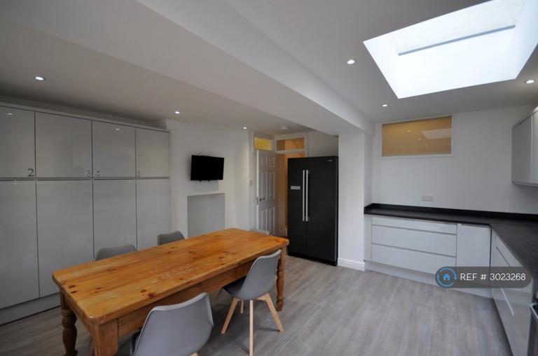Room Gloucester Road in Cheltenham