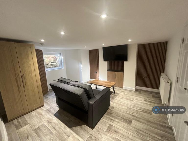 Room Gloucester Road in Cheltenham