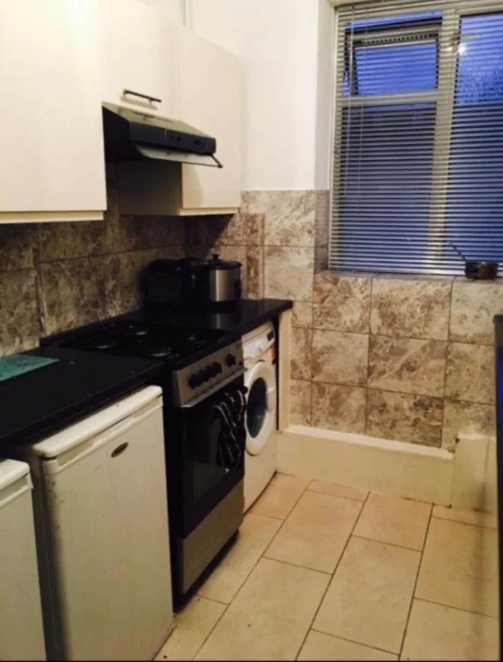 Room Mortimer Crescent in Greater London