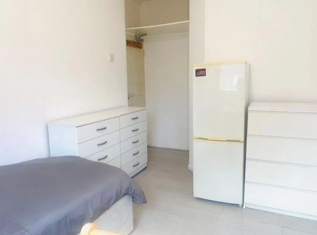 Room Mortimer Crescent in Greater London