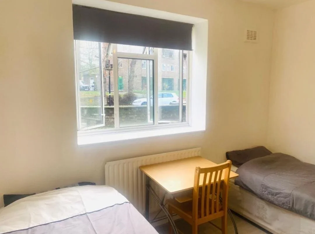 Room Mortimer Crescent in Greater London