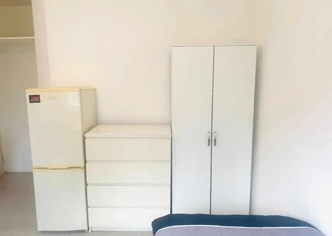 Room Mortimer Crescent in Greater London