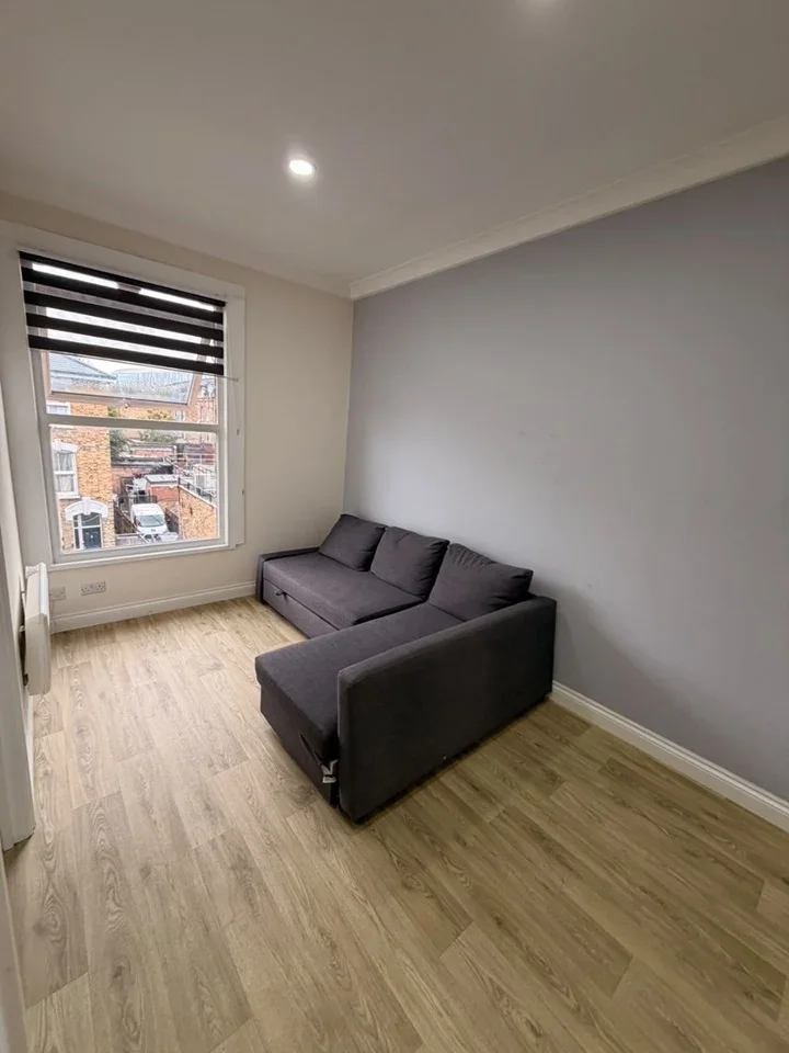 Flat Cedar Road in Greater London