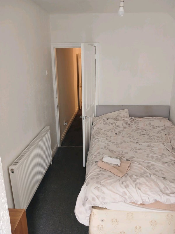 Room Connemara Close in North Warwickshire