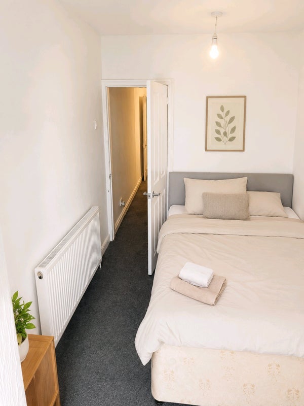 Room Connemara Close in North Warwickshire