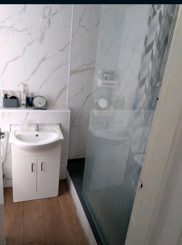 Room Connemara Close in North Warwickshire