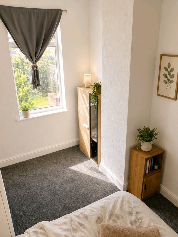 Room Connemara Close in North Warwickshire