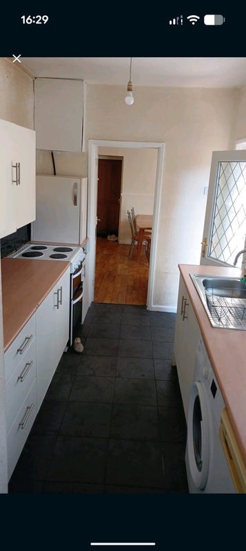 Room Connemara Close in North Warwickshire