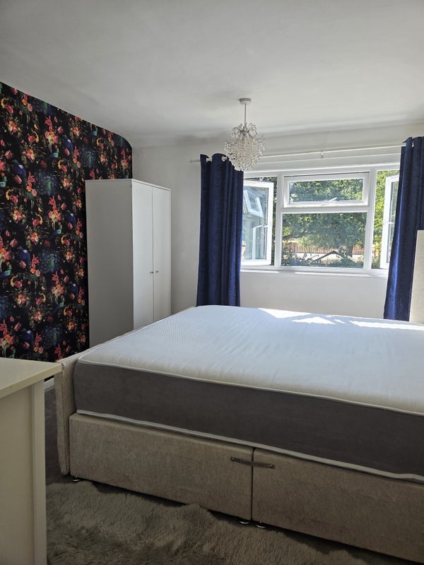 Room St James' Lane in Coventry