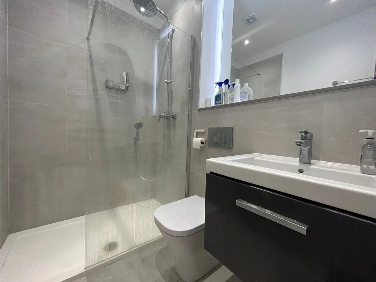 Flat Meadowlea Close in Greater London