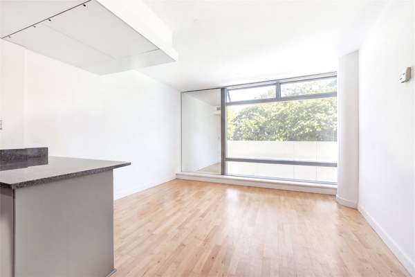 Flat Albert Embankment in Greater London