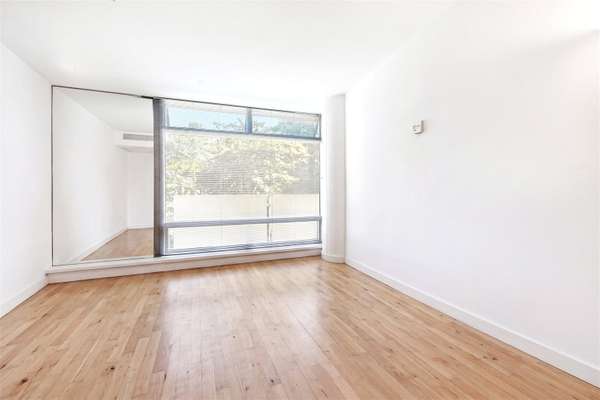 Flat Albert Embankment in Greater London