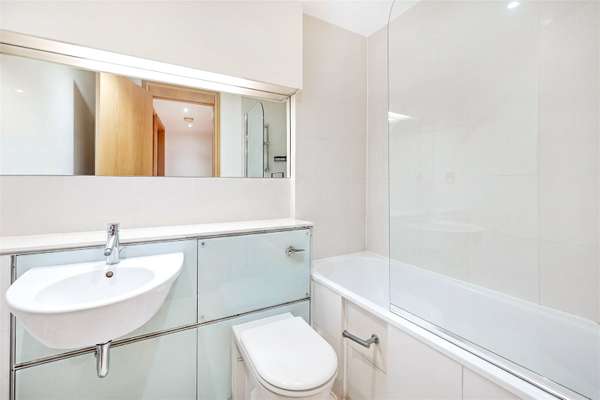 Flat Albert Embankment in Greater London