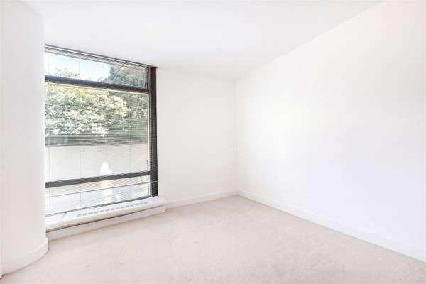 Flat Albert Embankment in Greater London