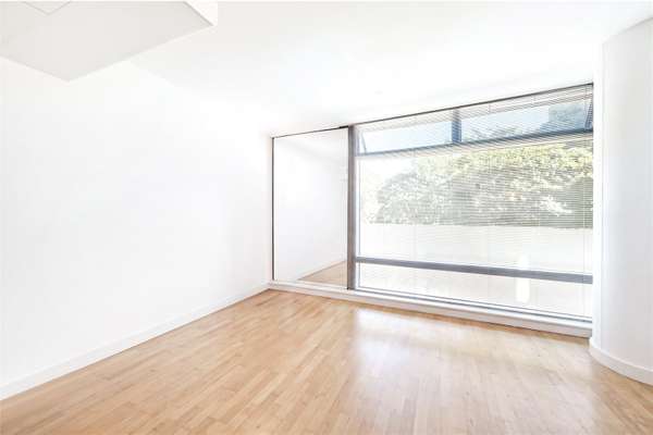 Flat Albert Embankment in Greater London