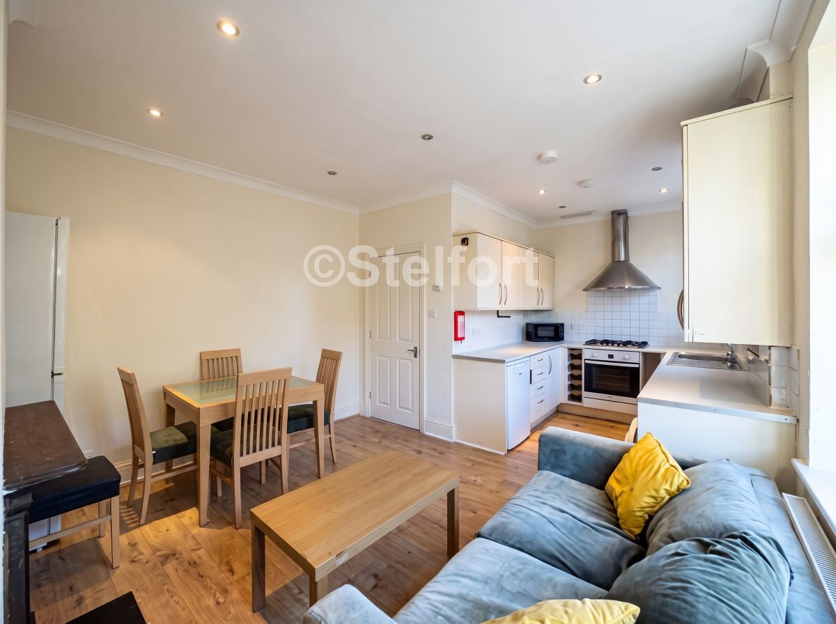 Flat Aylmer Parade in Greater London