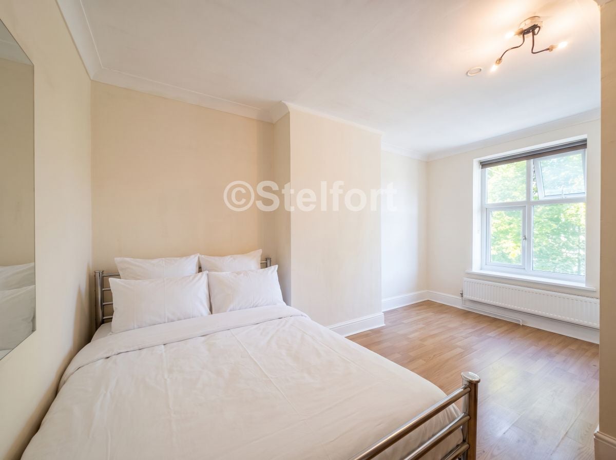 Flat Aylmer Parade in Greater London