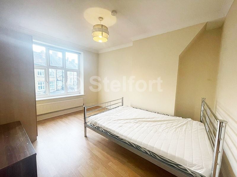 Flat Aylmer Parade in Greater London