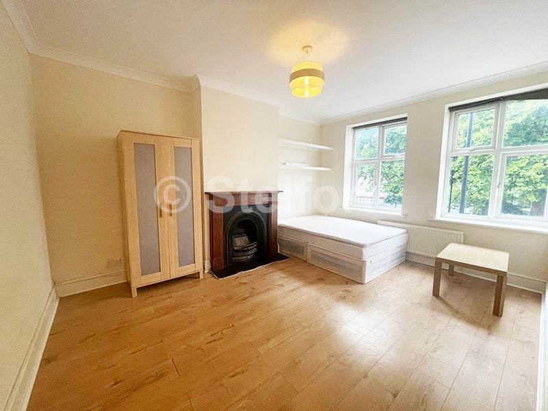 Flat Aylmer Parade in Greater London
