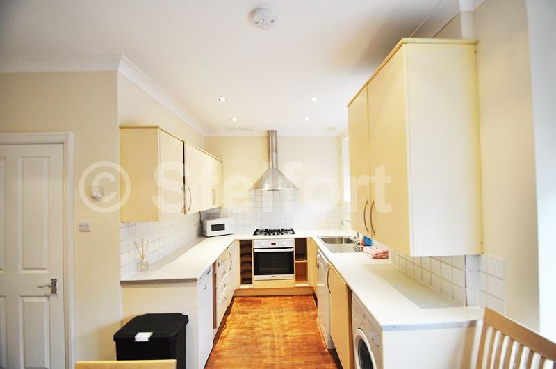 Flat Aylmer Parade in Greater London