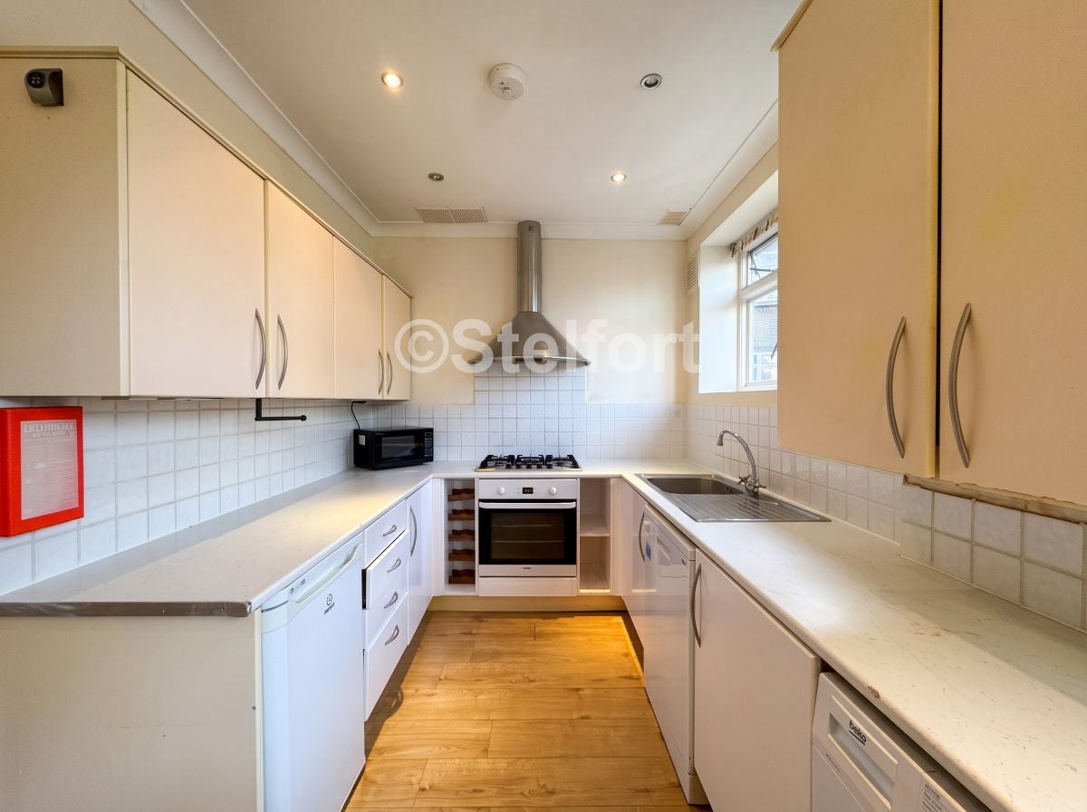 Flat Aylmer Parade in Greater London