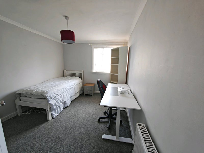 Room Berryknowes Road in Glasgow