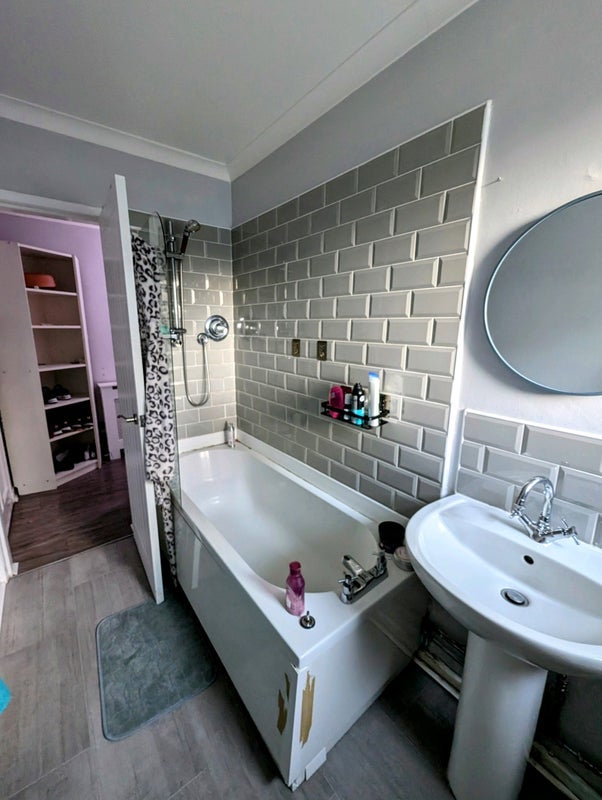 Room Berryknowes Road in Glasgow