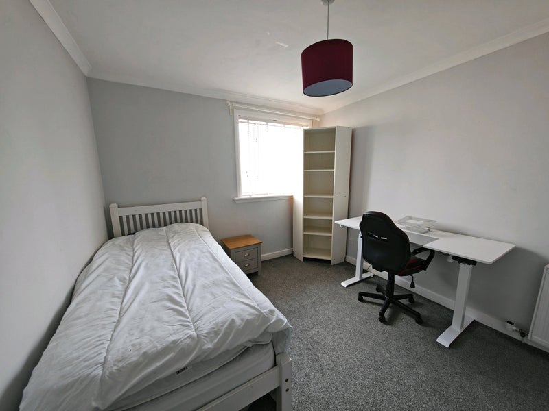Room Berryknowes Road in Glasgow