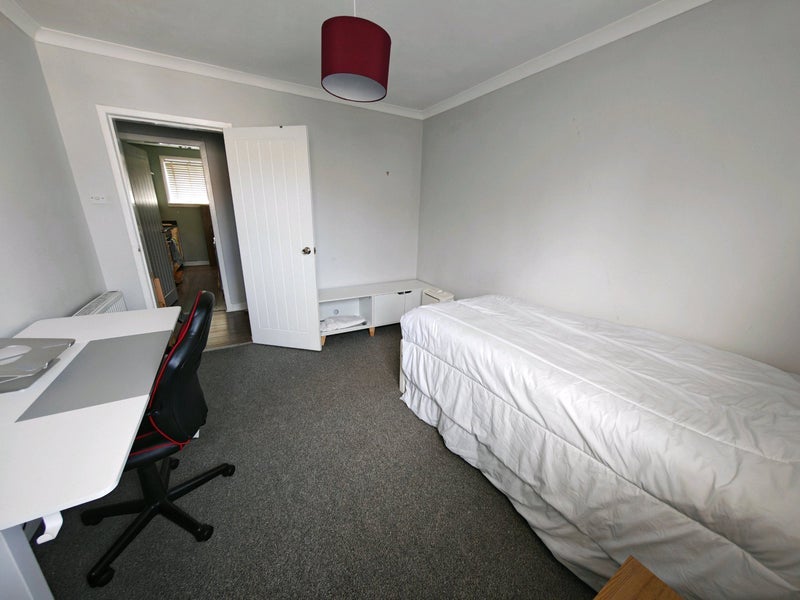 Room Berryknowes Road in Glasgow