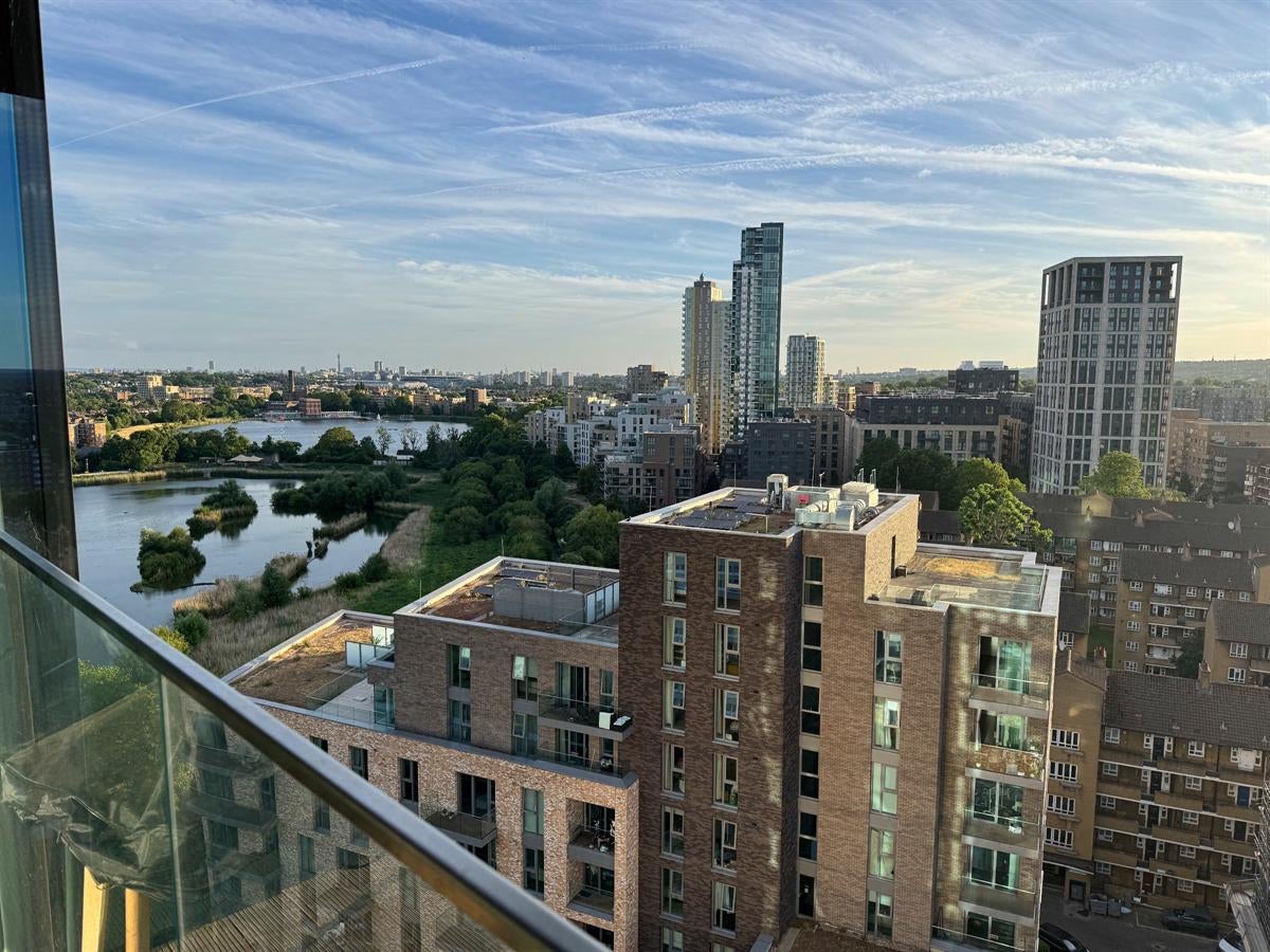 Flat Newnton Close in Greater London