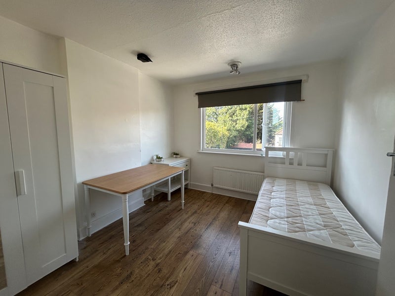 Room Lister Gardens in Greater London