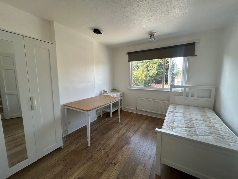 Room Lister Gardens in Greater London