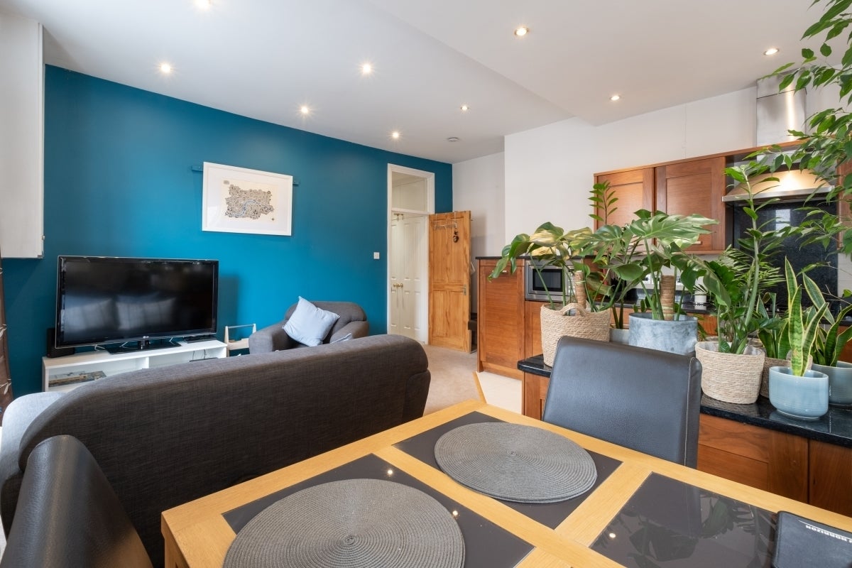 Flat Navy Street in Greater London
