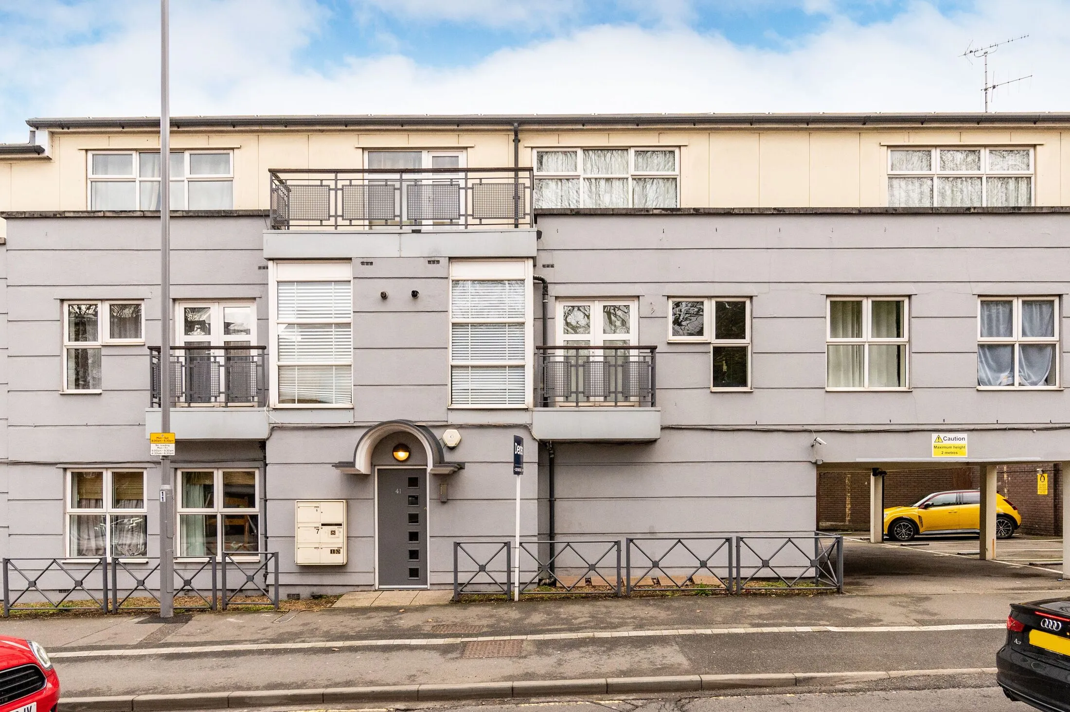 Flat Kingston Hill in Greater London