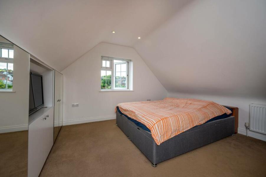 Flat Madrid Road in Guildford