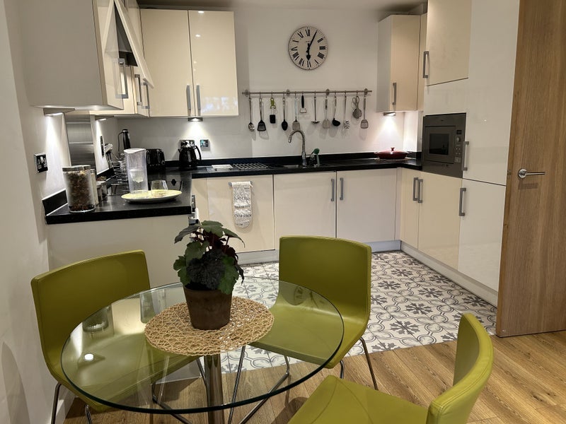 Room Talbot Close in Greater London