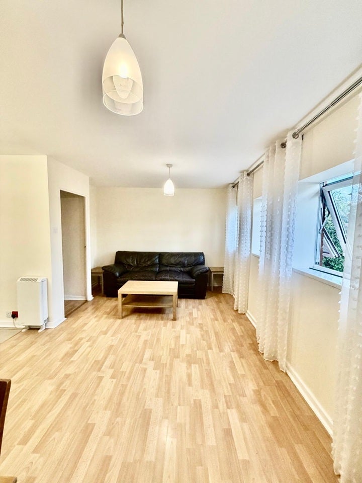Flat Woodside Park Road in Greater London