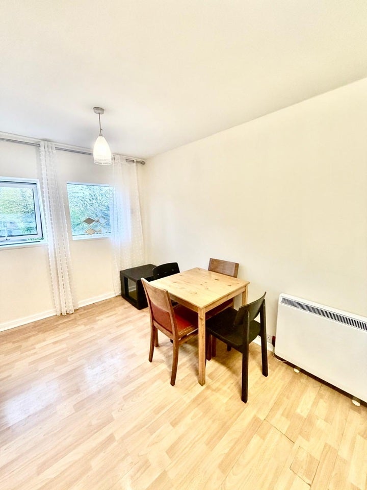 Flat Woodside Park Road in Greater London