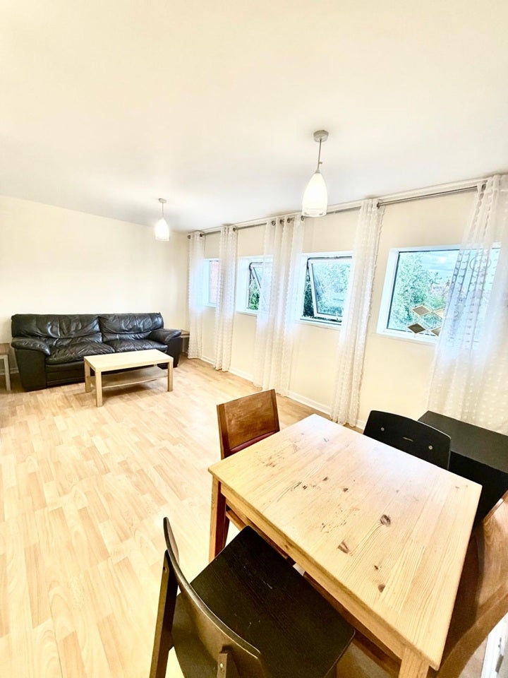Flat Woodside Park Road in Greater London