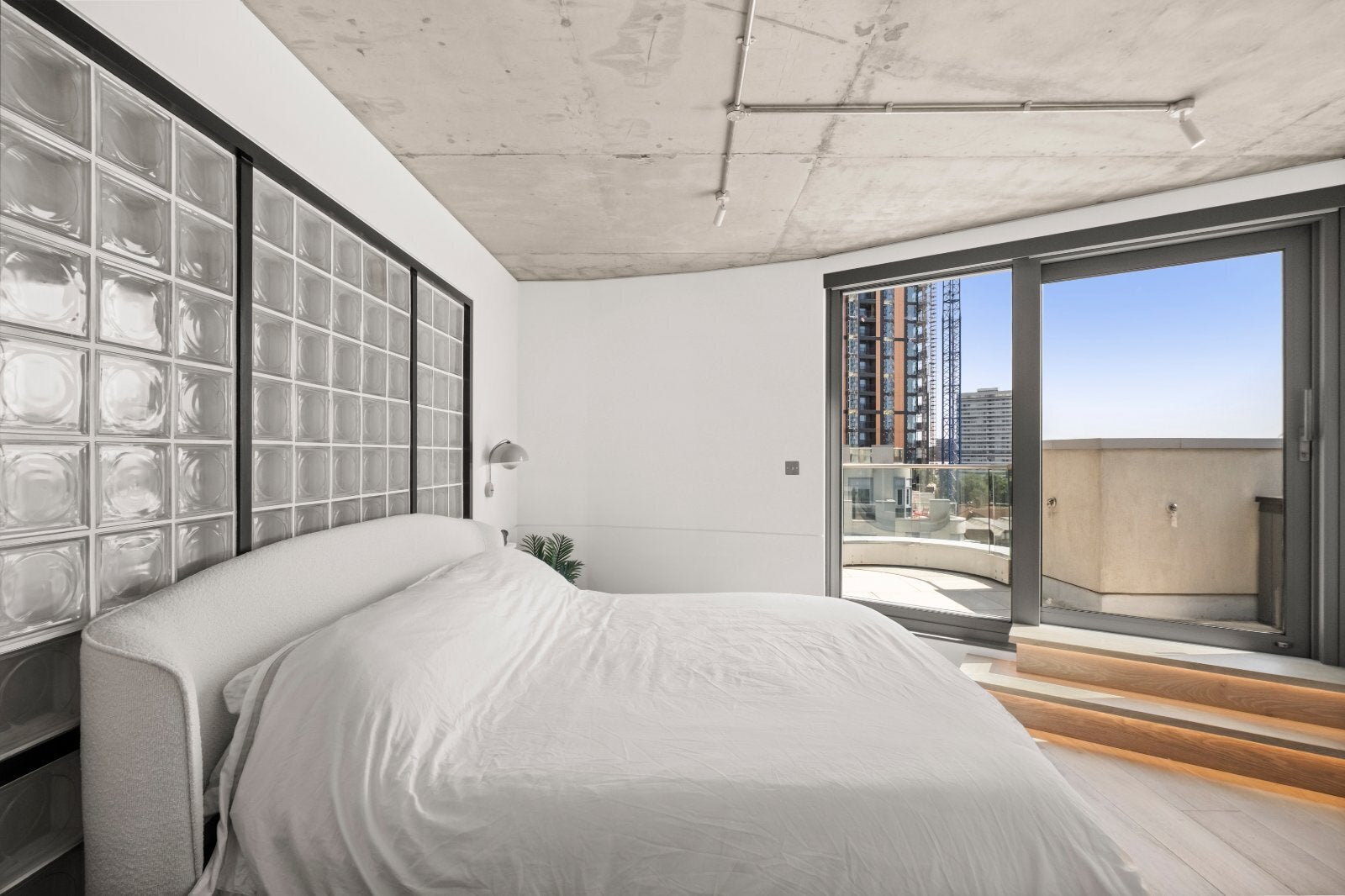 Flat Bridges Court in Greater London