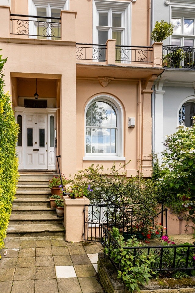 Flat Chalcot Crescent in Greater London
