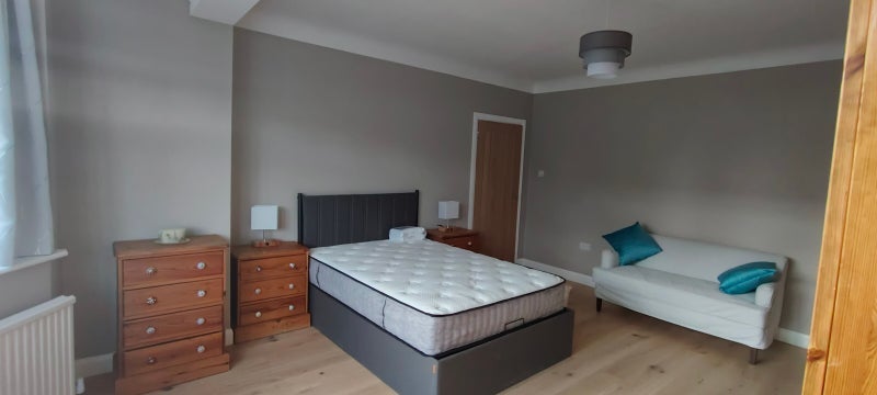 Room Crescent Way in Greater London