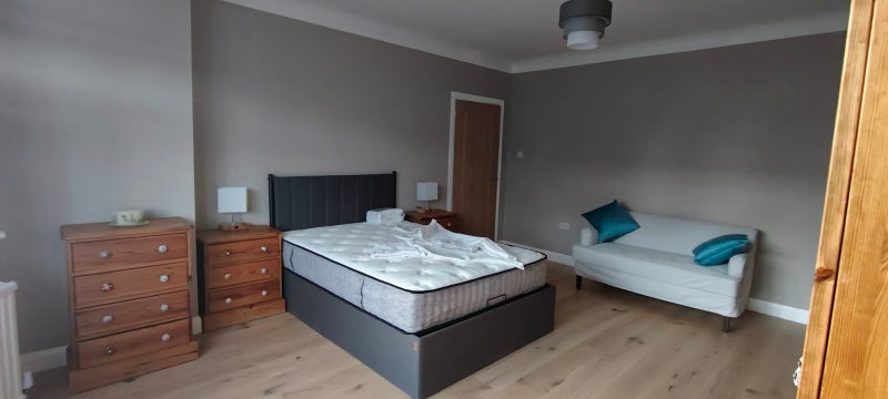 Room Crescent Way in Greater London