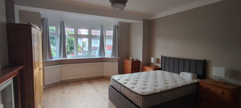 Room Crescent Way in Greater London