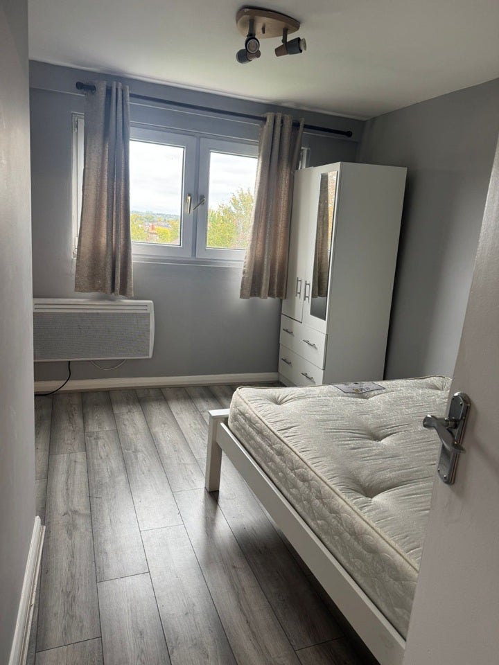 Flat Hallswelle Road in Greater London