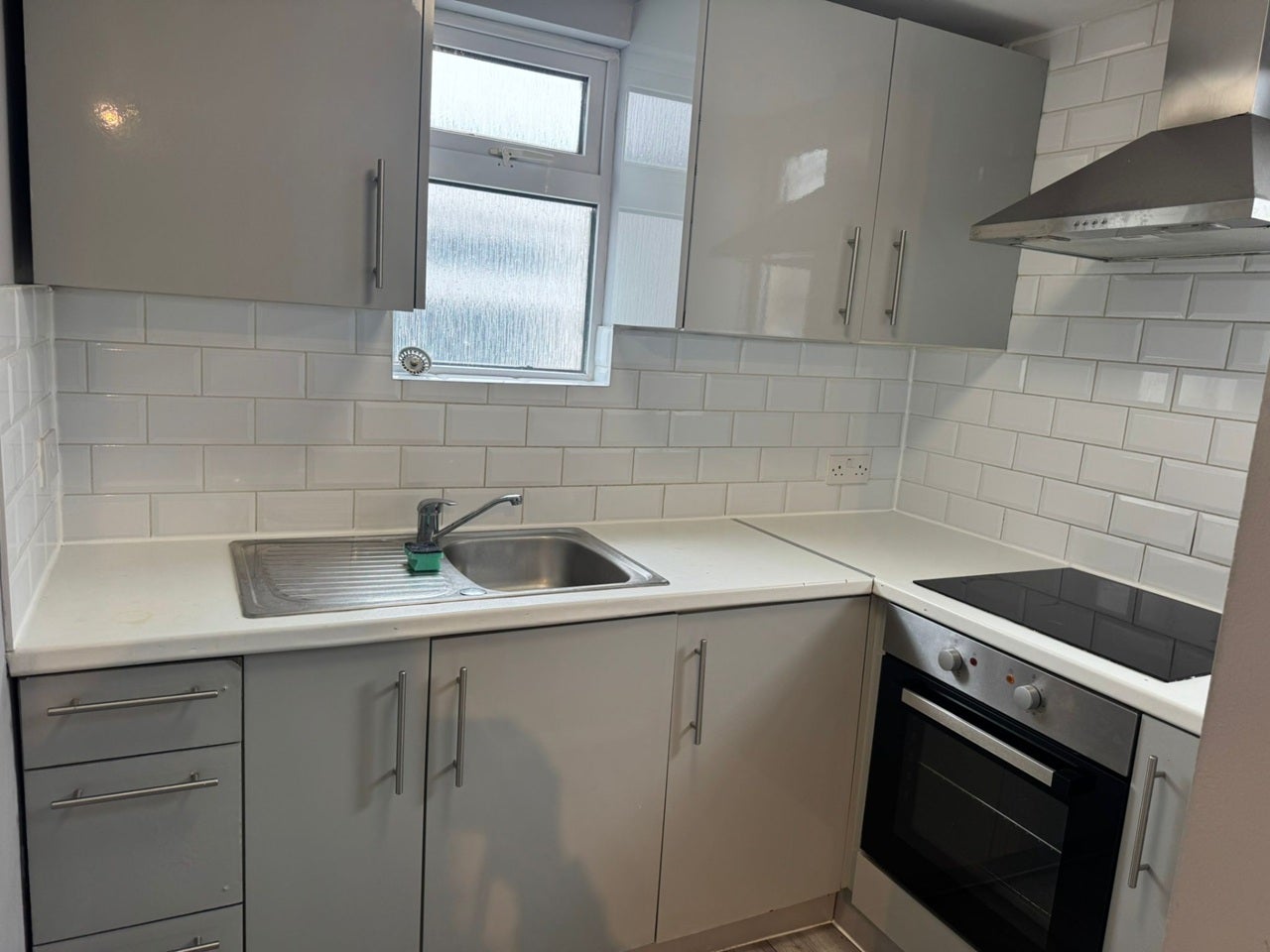 Flat Hallswelle Road in Greater London