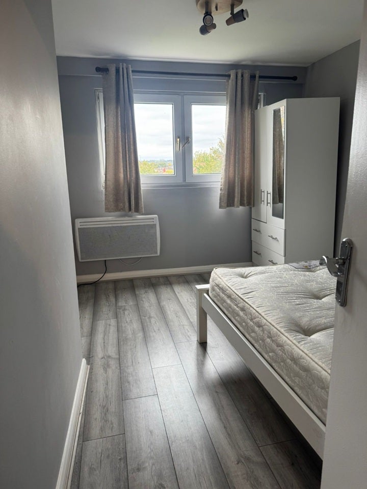 Flat Hallswelle Road in Greater London