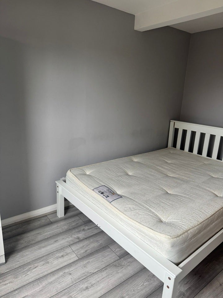 Flat Hallswelle Road in Greater London
