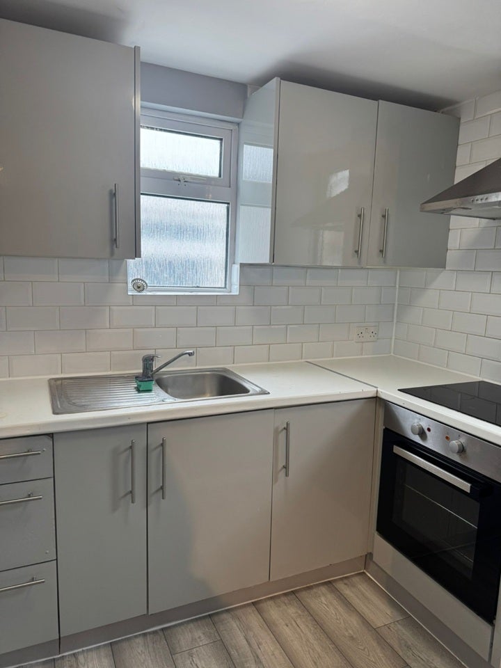 Flat Hallswelle Road in Greater London